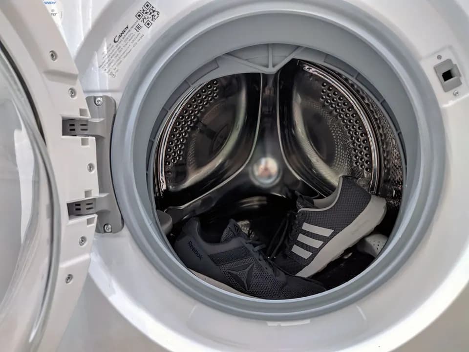Kapağı açık çamaşır makinesinin tamburu, yakın çekim
