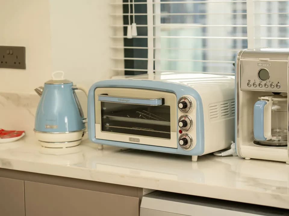Mutfak tezgâhında kettle, tost fırını ve kahve makinesi